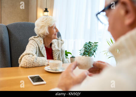 Nachdenklich Senior Frau am Tisch im Cafe Stockfoto