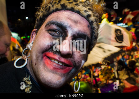 Dünkirchen, Frankreich - 23. Februar 2004: Dünkirchen Karneval, viele Männer tarnen sich als Frauen und für, dass sie Perücken erlassen, fischnetz, Röcke, Schmuck, Stockfoto