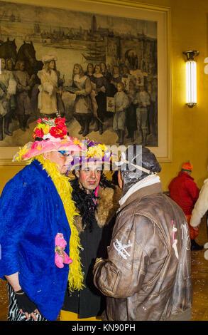 Dünkirchen, Frankreich - 23. Februar 2004: Dünkirchen Karneval, viele Männer tarnen sich als Frauen und für, dass sie Perücken erlassen, fischnetz, Röcke, Schmuck, Stockfoto