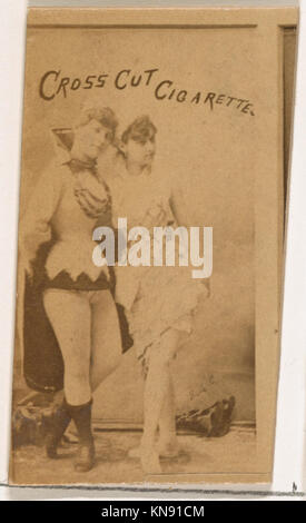 Ein abendfüllendes Porträt von zwei Schauspielerinnen aus der Schauspielserie Duke Sons & Co., das in den 1880er Jahren für Cross Cut Cigarettes Werbematerial erstellt wurde Stockfoto