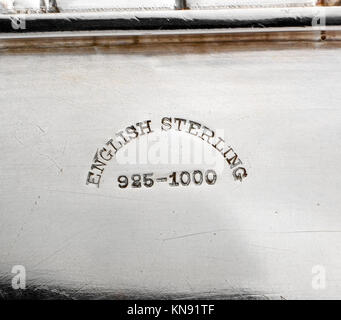 Gedeckte Schale MET DP168829 2384 Erbauer: John T. Vansant Manufacturing Company, 1881?92, gedeckte Schale, ca. 1883, Silber, insgesamt: 6 3/8 x 11 7/8 x 7 1/8 Zoll (16.2 x 30.2 x 18.1 cm); 41 oz. 10 dwt. (1290.2 g) Gehäuse: 3 11/16 Zoll (9.4 cm); 29 oz. 10 dwt. (918.3 g) Abdeckung: 2 13/16 x 7 1/4 x 5 3/8 Zoll (7.1 x 18.4 x 13.7 cm); 11 oz. 19 dwt. (371.9 g). Das Metropolitan Museum of Art, New York. Anonymes Geschenk, 1986 (1986.447.3a, b) Stockfoto