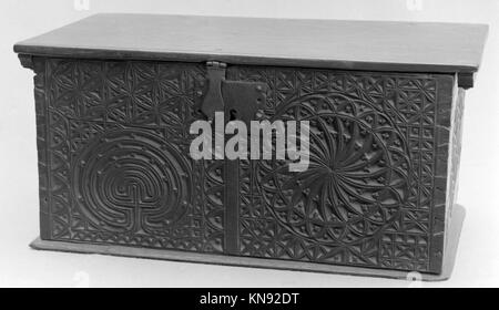 Diese Box aus der MET-Kollektion zeigt detailgetreue Handwerkskunst und dient funktionalen und dekorativen Zwecken, die den künstlerischen Stil der Zeit widerspiegeln. Stockfoto