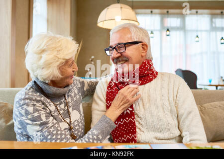 Liebevolle Senior Paar den Austausch von Geschenken auf Weihnachten Stockfoto