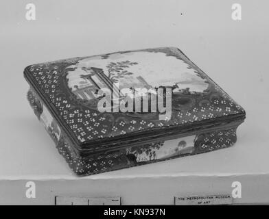 Diese dekorative Box zeigt feine Handwerkskunst, Design und Materialien, die für ihre historische Zeit charakteristisch sind, und zeigt funktionale und ästhetische Qualitäten. Stockfoto