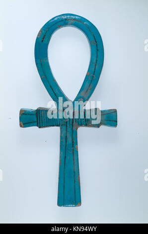 Dieses zeremonielle ankh-förmige Gerät repräsentiert das Leben und die Unsterblichkeit in der altägyptischen Kultur und spiegelt die spirituelle und religiöse Bedeutung wider. Stockfoto