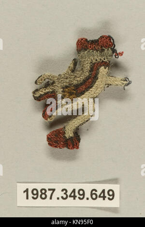 Ein Textilfragment mit einem Walmotiv, das künstlerisches Design und dekorative Praktiken seiner Zeit hervorhebt. Das Stück reflektiert Meeresthemen in der historischen Textilkunst. Stockfoto