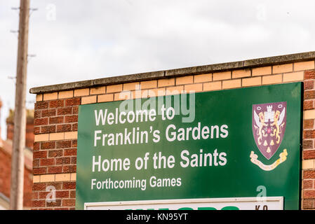 Northampton, UK - 29. OKTOBER 2017: Tagesansicht Schuß von Willkommen bei Franklin Gärten Home der Heiligen Rugby Informationen stehen. Stockfoto