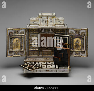 Dieses deutsche Kabinett aus dem 17. Jahrhundert, das von der Werkstatt von Melchior Baumgartner und Jeremias Sibenb?rger hergestellt wurde, verfügt über silberne Tafeln, Schnitzereien und luxuriöse Hölzer, die beispielhaft für die barocke Möbelkunst sind. Stockfoto