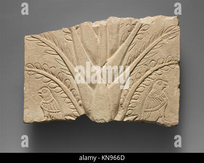 Fragment eines Kalksteinreliefs mit einem Baum und Vögeln Der Beute ERFÜLLT DP210408 242218 Stockfoto