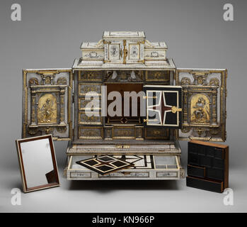 Aufwändig gefertigter deutscher Schrank aus der Mitte des 17. Jahrhunderts, der der Werkstatt von Melchior Baumgartner mit silbernen Tafeln von Jeremias Sibenberger zugeschrieben wird, die ein Beispiel für luxuriöse Materialien und feine Handwerkskunst sind. Stockfoto