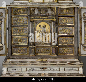 Dieses deutsche Kabinett aus der Werkstatt von Melchior Baumgartner aus dem 17. Jahrhundert ist mit aufwändigen Intarsien, vergoldeten Dekorationen und Silbertafeln von Jeremias Sibenberger ausgestattet, die ein Beispiel für die Handwerkskunst der Epoche darstellen. Stockfoto