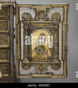 Dieses deutsche Kabinett von Melchior Baumgartner und Silberschmied Jeremias Sibenb?rger (ca. 1655–1659) besteht aus Eiche, Nussbaum, Zedernholz, Ebenholz, Palisander, elfenbeinfarbene, silberne, vergoldete Befestigungen und mit Seide gefütterte Schubladen mit Aquamarin, die die Handwerkskunst des 17. Jahrhunderts widerspiegeln. Stockfoto