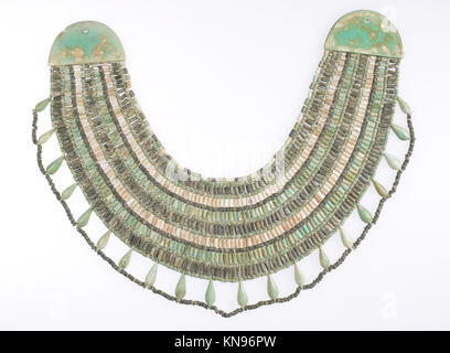 Dieser breite Kragen aus komplizierten Perlen ist ein Beispiel für altägyptischen Schmuck, mit kreisförmigen Reihen von Perlen, die Handwerkskunst und Luxus hervorheben. Stockfoto