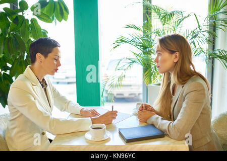 Job Interview Treffen im Cafe Stockfoto