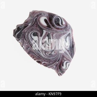 Körperfragment von Vase mit Mosaikmuster in Lila und Weiß MET 12.180.361 Körper Fragment der Vase mit Mosaikmuster In Purple and White MET 12.180.361 /559148 Stockfoto