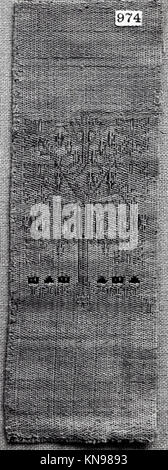 Textilband-Fragment mit komplizierten gewebten Mustern, die historische Textiltechniken, Handwerkskunst und Design aus alten Stoffen veranschaulichen. Stockfoto