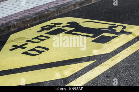 Besa + Baja (Kiss und Drop-off) Zone für Eltern herausfallen Kinder außerhalb der Schule in Spanien. Stockfoto