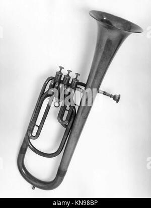 Dieses Bariton-Saxhorn in B-Dur ist ein Blasinstrument aus der Mitte des 19. Jahrhunderts, das für tiefe Resonanztöne entworfen wurde und in der MET-Kollektion für seine Handwerkskunst erhalten wurde. Stockfoto