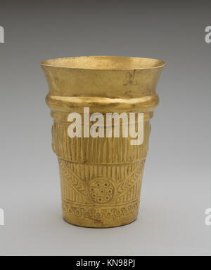 Becher mit Figur Anzeige einer Muschel MET DP215720 316431 Lambayeque, Becher, Figur mit Muschel, 10.?11. Jahrhundert, Gold, H. 10 3/8 x Durchm. 8 Zoll (26.4 x 20.3 cm). Das Metropolitan Museum of Art, New York. Jan Mitchell and Sons Collection, Geschenk von Jan Mitchell, 1991 (1991.419.62) Stockfoto