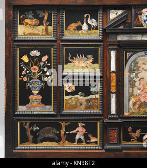 Das Barberini Cabinet ist ein italienisches Möbelstück aus dem 17. Jahrhundert mit komplizierten Intarsien, vergoldeten Akzenten und barocker Handwerkskunst, das ein Beispiel für Luxus und künstlerisches Design dieser Zeit darstellt. Stockfoto