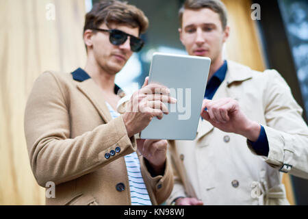 Zwei Geschäftsleute mit Tablette im Straße Stockfoto