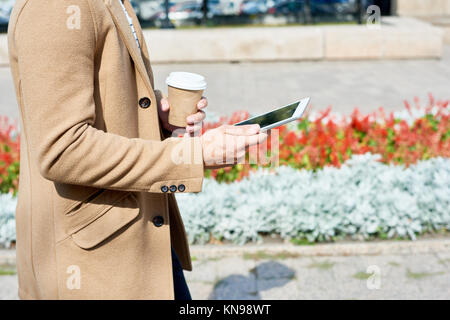 Moderne unkenntlich Mann mit Tablet Stockfoto