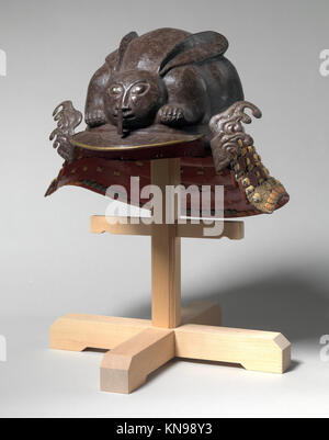 Helm in der Form eines kauernden Hasen MET DP219907 22098 Stockfoto