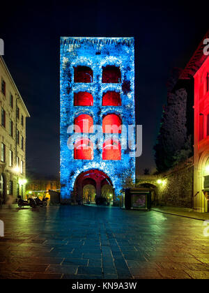 Porta Torre, Como Denkmäler beleuchtete in der Weihnachtszeit, Lombardei, Italien, Europa Stockfoto