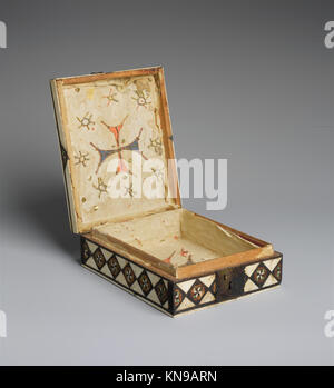 Diese Spielbox demonstriert funktionelles Design mit komplexen Details, reflektierenden Materialien aus der Zeit und die Kultur des Tabletop-Gaming. Stockfoto