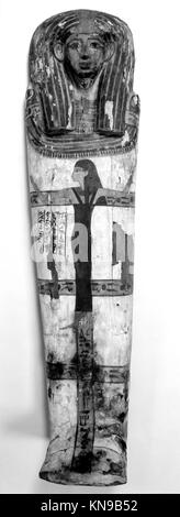 Dieser Sarg von Ahhotep Tanodjmu veranschaulicht die altägyptische Grabkunst und spiegelt religiöse, kulturelle und zeremonielle Praktiken in Begräbnistraditionen wider. Stockfoto