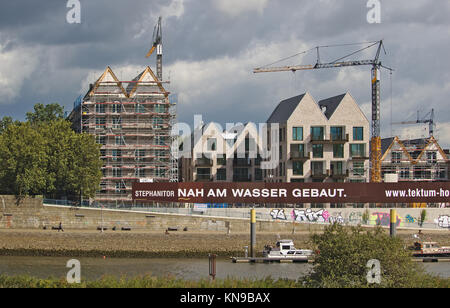 Bremen, Deutschland - 14. September 2017 - Riverside Baustelle mit Kränen, Gerüsten, teilweise und vollständig ausgefüllten Wohngebäude und si Stockfoto