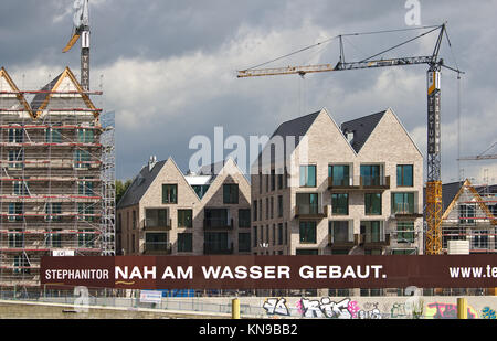 Bremen, Deutschland - 14. September 2017 - Riverside Baustelle mit Kränen, Gerüsten, teilweise und vollständig ausgefüllten Wohngebäude und si Stockfoto