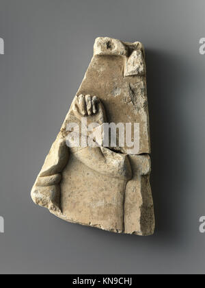 Fragment der Relieftafel mit einem kindergott, eingeschrieben auf der Rückseite MET DP236821 571362 Stockfoto