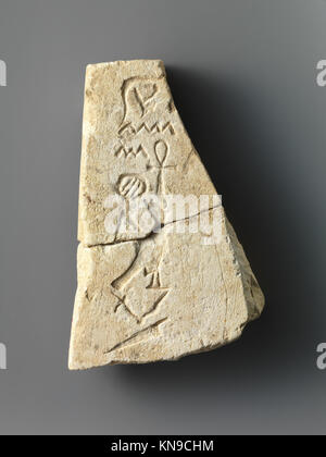 Fragment der Relieftafel mit einem kindergott, eingeschrieben auf der Rückseite MET DP236825 571362 Stockfoto