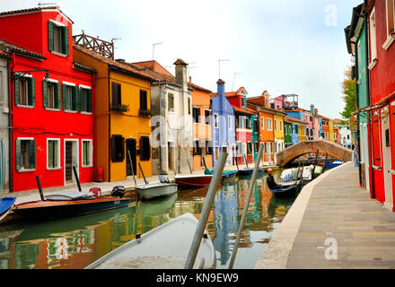 Bunt bemalte Häuser auf Burano, Venedig Stockfoto