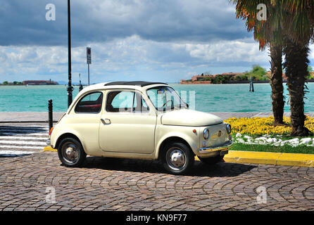Classic Fiat 500 auf dem Lido di Venezia Stockfoto
