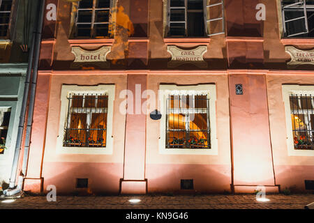 SIGHISOARA, Rumänien - 7. Juli 2015: Nachtansicht der historischen Stadt Sighisoara/Schäßburg. Stadt, in der Vlad Tepes Dracula geboren wurde Stockfoto