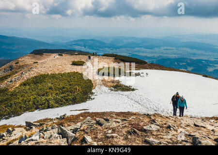 Zawoja, Polen - Mai 03, 2015: Wanderer reisen in der Babia Gora Berg mit einem Rucksack Stockfoto