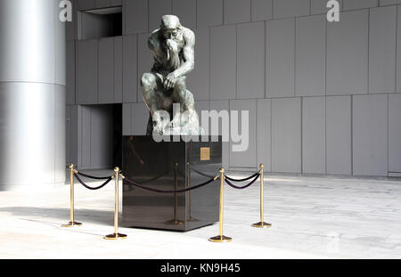 Der Denker von Auguste Rodin am OUE Bayfront Bürokomplex in Singapur Stockfoto