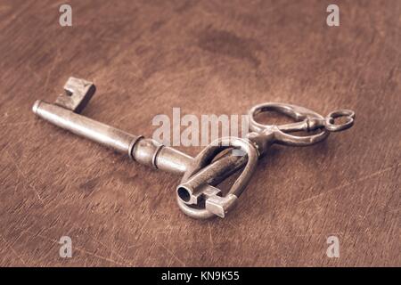 Verschiedene Schlüssel in alten Vintage Retro Stil auf Holz