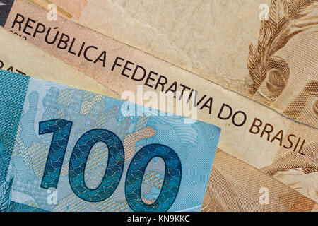 Geld aus Brasilien. Noten von Real, die brasilianische Währung. Konzept der Finanzierung, Investitionen, Reichtum. In der Rechnung ins geschrieben Da República Federativa do Brasil Stockfoto