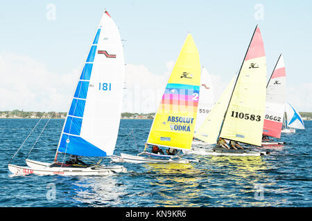 Lake Macquarie, Australien - 18 April. 2013: Kinder, die in der australischen kombiniert High School Segeln Meisterschaften konkurrieren. Die jungen Teilnehmer lief ich Stockfoto