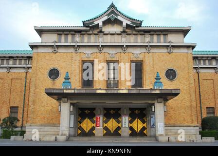 JAPAN - 12. April: Vorne majestätischen Blick auf Kyoto Municipal Museum für Kunst am 12 April, 2008 in Kyoto, Japan. Stockfoto