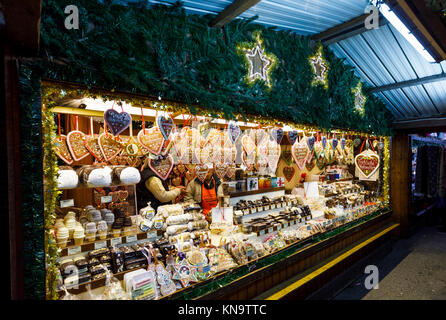 Wien, Österreich, 10. Dezember 2017. Süßwaren stand beim traditionellen festlichen Jahreszeit Wiener Weihnachtsmarkt im Stadtpark (Christkindlmarkt Stockfoto