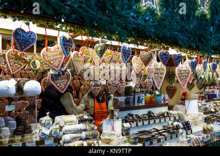 Wien, Österreich, 10. Dezember 2017. Süßwaren stand beim traditionellen festlichen Jahreszeit Wiener Weihnachtsmarkt im Stadtpark (Christkindlmarkt Stockfoto