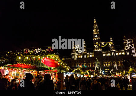 Wien, Österreich, 10. Dezember 2017. Traditionelle festliche Jahreszeit Wiener Weihnachtsmarkt im Stadtpark (Christkindlmarkt am Rathausplatz, Wiener Ch Stockfoto