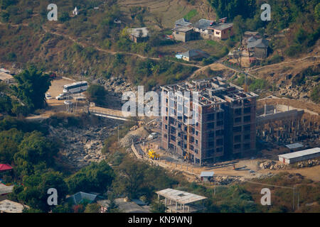 Große multi level Gebäude im Bau in Dharamshala, Indien Stockfoto