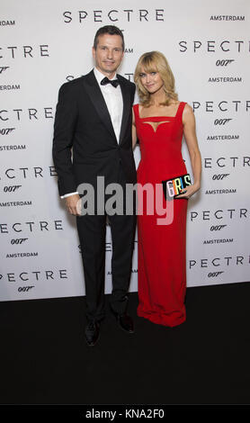 AMSTERDAM, NIEDERLANDE - 28 NOVEMBER: Richard Krajicek, Daphne Deckers besucht die Premiere von James Bond Gespenst am 28. November 2015 in Amsterdam, Niederlande Personen: Richard Krajicek, Daphne Deckers Stockfoto