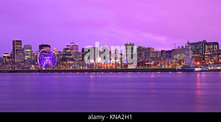 Skyline von Montreal und St. Lawrence River in der Dämmerung beleuchtet, Kanada Stockfoto