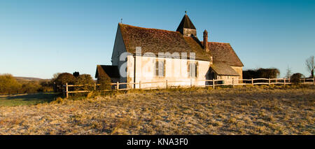 St Huberts Kirche Idsworth Hampshire UK - 11. Jahrhundert Land, Kirche - Sonnenaufgang am frostigen Morgen im Dezember Stockfoto